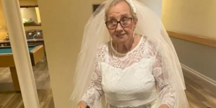 Ndodh edhe kjo: 77-vjeçarja martohet me veten
