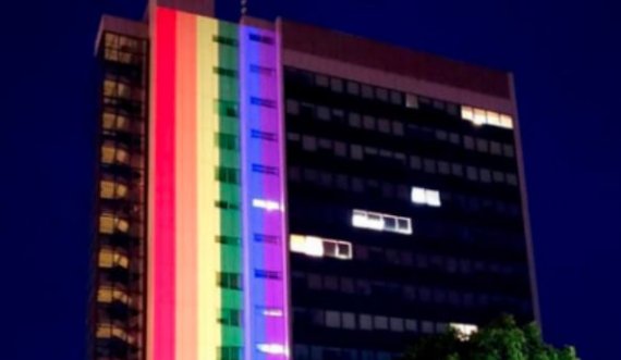 Pse ndërtesa e Qeverisë u ndriçua me ngjyra?