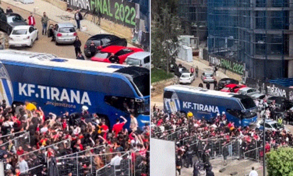 Tifozët rrethojnë autobusin e Tiranës, i thyejnë xhamat