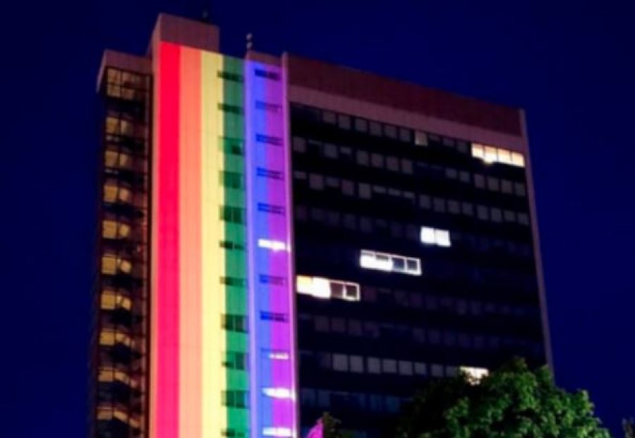 Pse ndërtesa e Qeverisë u ndriçua me ngjyra?
