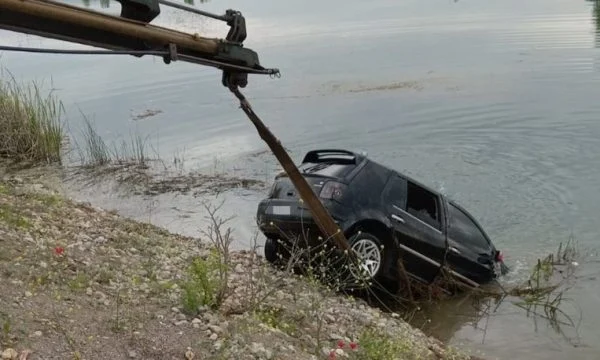 Shoferi kishte pirë drogë, makina bie në liqen, vdes një fëmijë dhe dy vajza