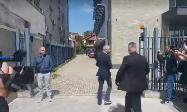  Erden Atiq arrin në objektin e Komunës së Mitrovicës së Veriut