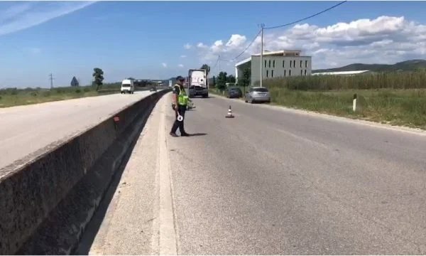 Motoristi përplaset me trafikndarësen, ndodhet në gjendje të rëndë në spital