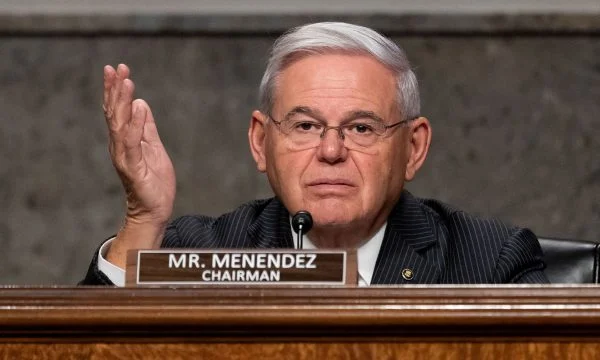 Senatori amerikan Bob Menendez: Zgjidhja mes Kosovës dhe Serbisë të jetë e drejtë për të dyja palët, i shqetësuar për Asociacionin