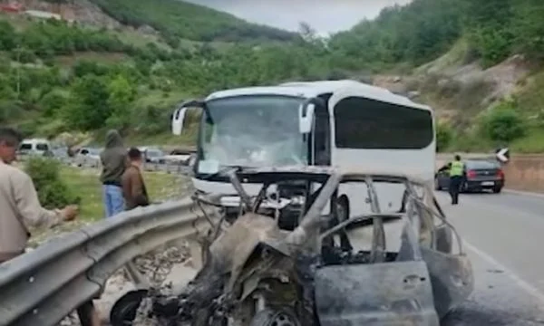 Aksident i rëndë në mes autobusit dhe veturës, lëndohen gjashtë persona