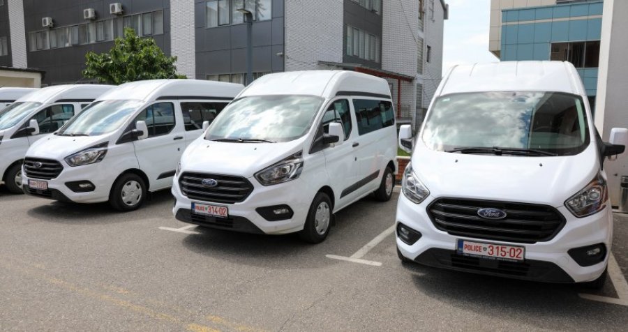 Policia e Kosovës pranon donacion pesë furgonë nga shteti gjerman