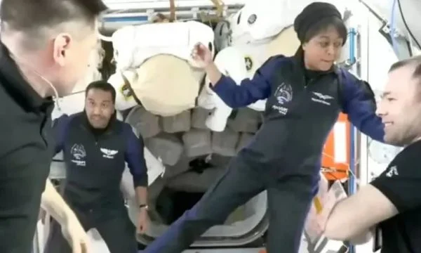 Astronautja e parë femër arabe arrin në stacionin hapësinor