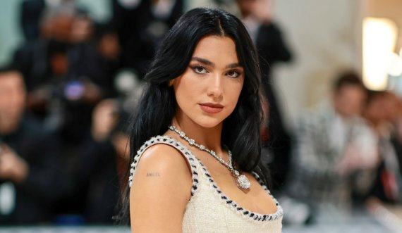  Dua Lipa shkëlqen në veshjet “Versace”, pozon tërheqëse