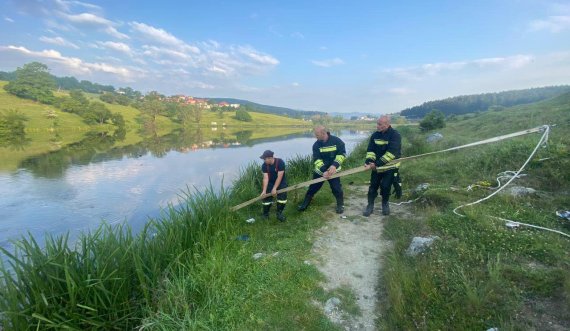 Aksident në rrugën Gjilan-Prishtinë: Shoferja doli jashtë rrugës, përfundon në ujin e pendës