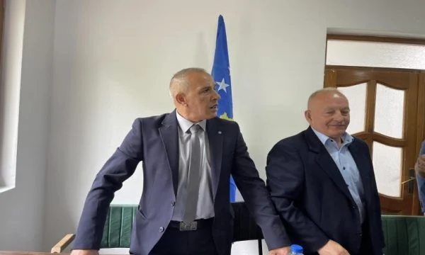 Izmir Zeqiri betohet si kryetar i ri i Zubin Potokut