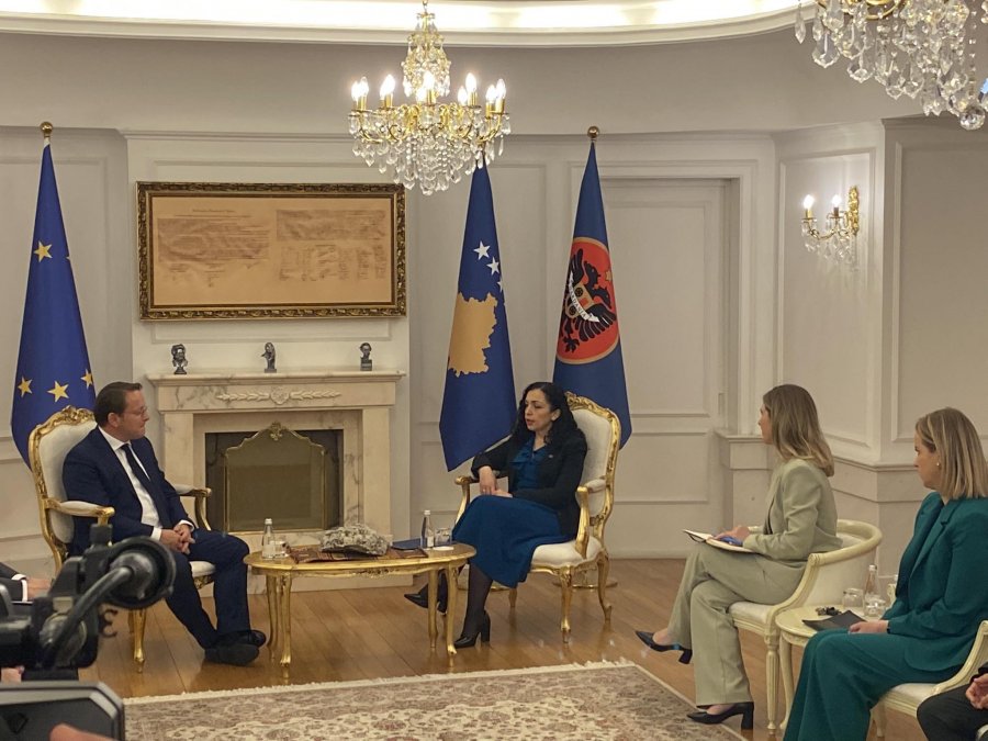 Komisionari për Zgjerim i BE-së, Varhley zbarkon në zyrë e  presidentes Osmani 