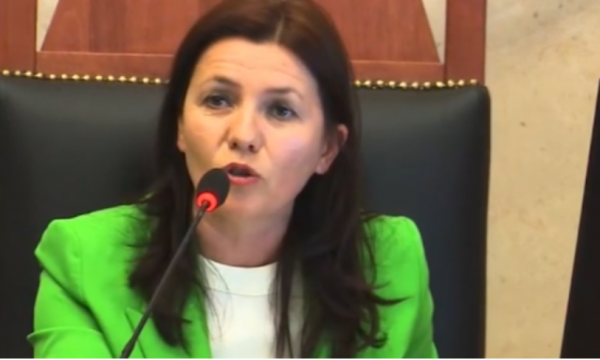 Drejtuesja e Kuvendit të Shqipërisë harron mikrofonin hapur, 