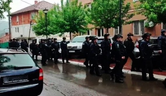 Serbët u dalin përpara Policisë së Kosovës para komunës së Zveçan