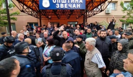 Pas pak pritet të hyjë në objektin e komunës kryetari i ri i Zveçanit