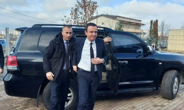 Kurti lajmërohet nga Vushtrria: Për zhvillimet në veri përgjigjemi në Prishtinë