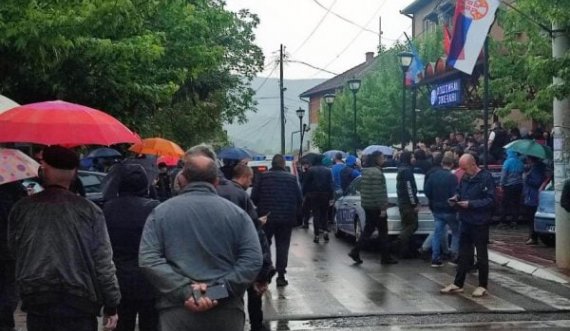 Serbët e bllokojnë objektin e Komunës së Zveçanit, ndërhyn Policia