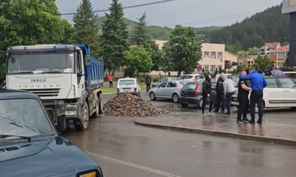 Hidhet zhavorr në rrugën afër objektit të Komunës së Leposaviqit