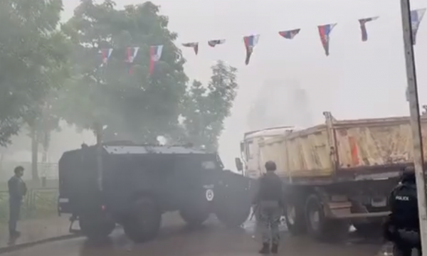 Leposaviq: Automjeti i Njësisë Speciale e godet kamionin e vendosur si barrikadë