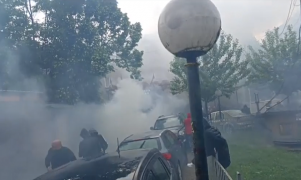 Hidhet gaz lotsjellës para objektit të komunës së Zveçanit