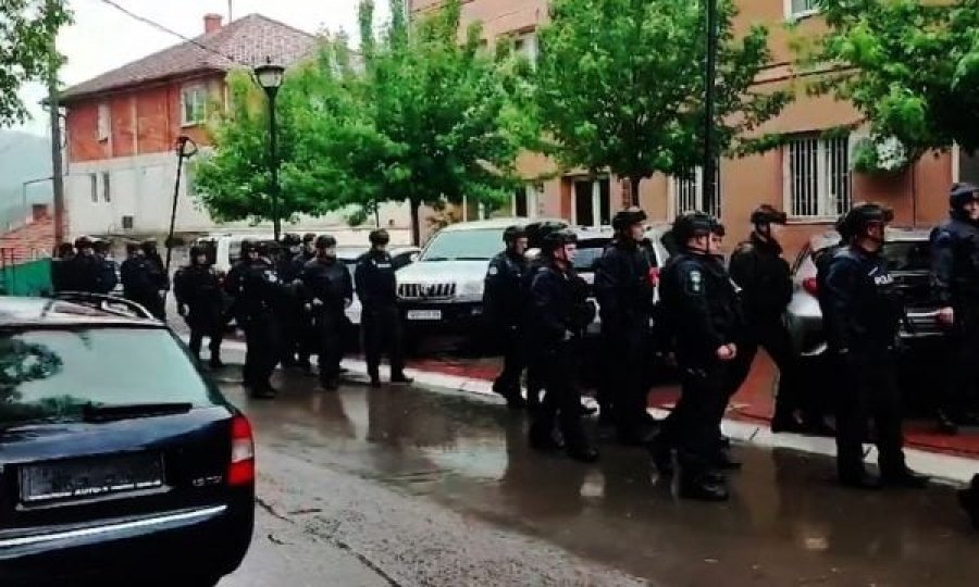 Serbët u dalin përpara Policisë së Kosovës para komunës së Zveçan