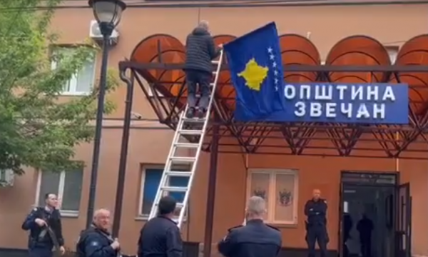 Largohen flamujt serbë nga objekti i Komunës së Zveçanit, vendoset flamuri i Kosovës
