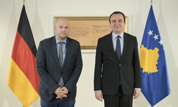 Kurti: Shkuarja e kryetarëve në zyrat e tyre duhet të trajtohen si gjë normale