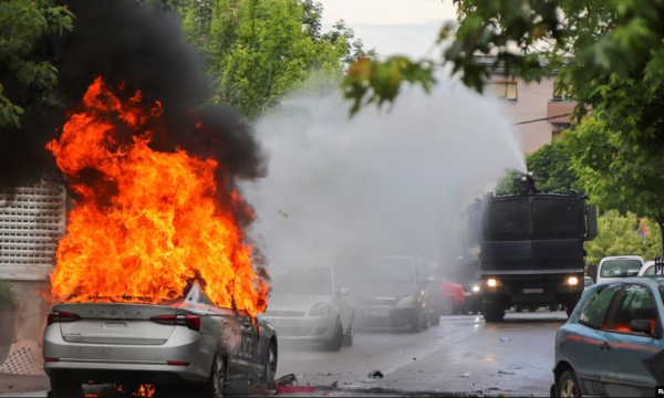 Ngjarjet në Veri me policë të lënduar e automjete të dëmtuara, policia thotë se po i  kryhen hetimet