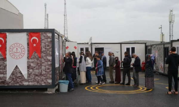 Turqi: Të prekurit nga tërmeti kthehen në provincat e tyre për të votuar