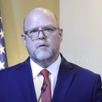 Hovenier: NATO dhe ushtarët amerikanë në Kosovë janë të aftë të përballen me çdo kërcënim