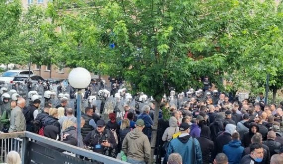 Policia e Kosovës: Protestuesit gjuajtën gaz lotësjellës në Zveçan, iu përgjigjem me sprej