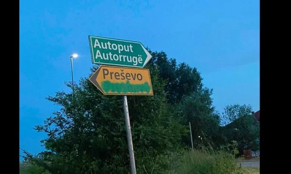 Provokohen banorët e Luginës: Fshihet mbishkrimi shqip “Presheva”, mbetet vetëm “Preševo”