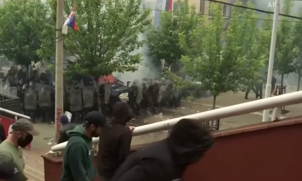 Publikohet video kur serbë të maskuar gjuajnë me molotov KFOR’in