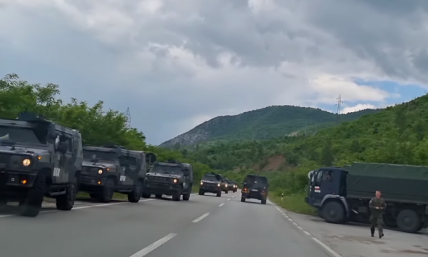 Automjetet ushtarake të KFOR-it nisen drejt Komunës së Zveçanit