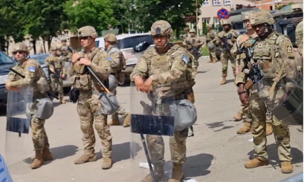  Leposaviq: Protestuesit hedhin pelena në drejtim të ushtarëve të KFOR-it