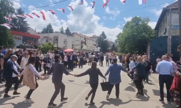 Protestuesit  e entusiazmuar hedhin valle në Leposaviq, ja çka po organizojnë atje
