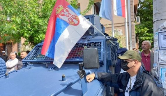 Protestuesit vendosin flamurin e Serbisë mbi autoblindin e Njësisë Speciale së Kosovës në veri