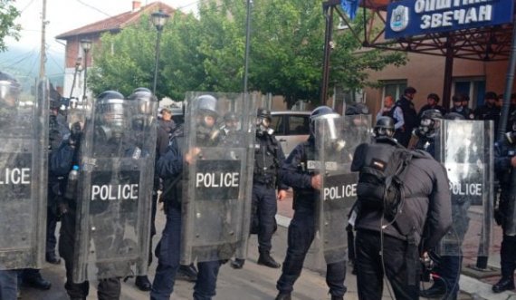 Serbët tentojnë të hynë në objektin e Komunës në Zveçan, policia i largon me spray