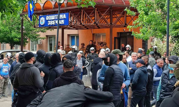 Kearns: Bandat serbe në veri të Kosovës po paguhen nga Beogradi