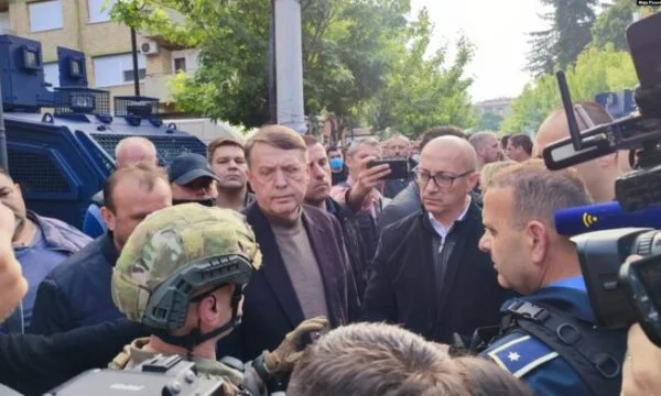 Rakiq i kërkon KFOR-it që kryetari i Zveçanit Ilir Peci, të mos hyjë në objektin komunal