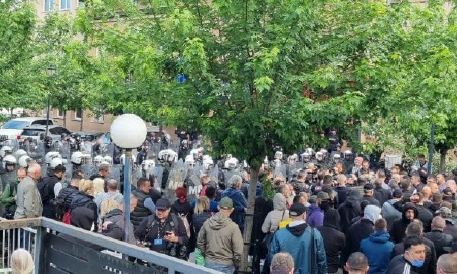 Policia e Kosovës: Protestuesit gjuajtën gaz lotësjellës në Zveçan, iu përgjigjem me sprej