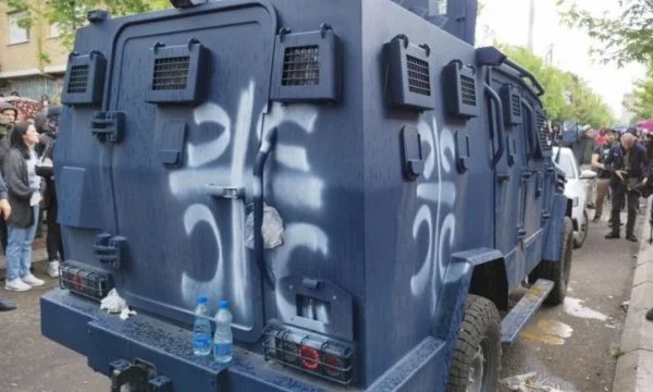 Autoblindës së Policisë protestuesit i vizatojnë simbole nacionaliste