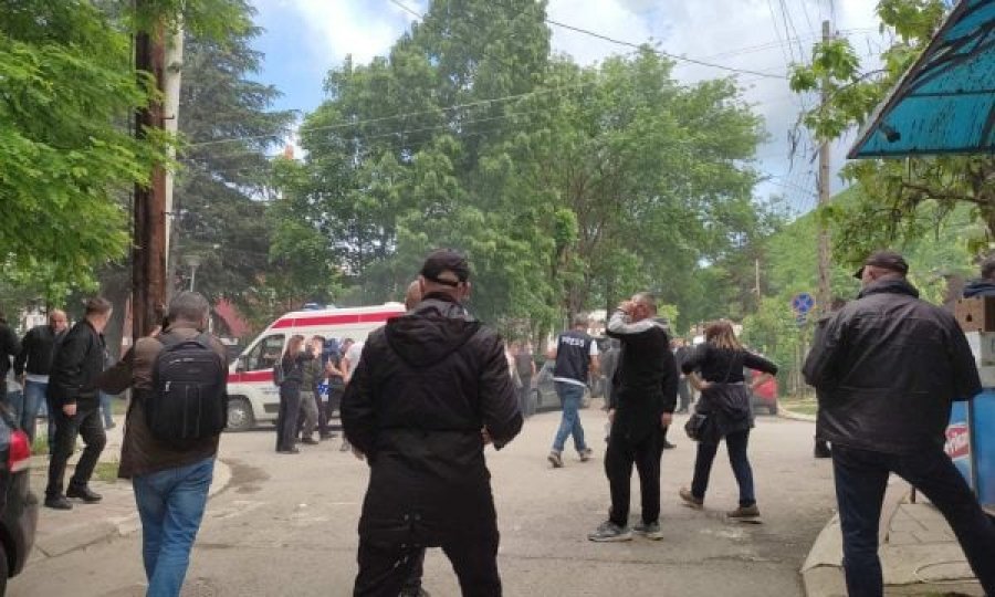 Eskalon situata në Veri: Përplasen KFOR-i dhe protestuesit