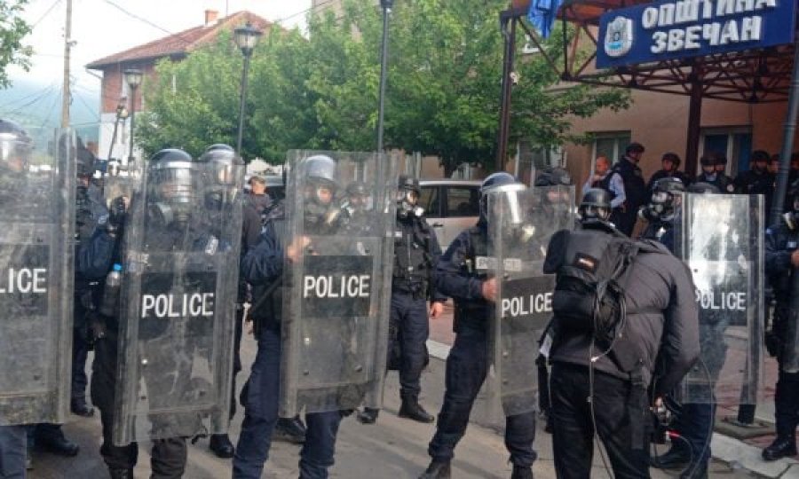 Serbët tentojnë të hynë në objektin e Komunës në Zveçan, policia i largon me spray