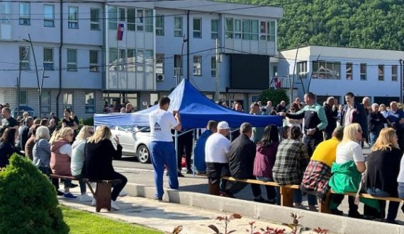 Para komunës së Zubin Potokut serbët vendosin tenda