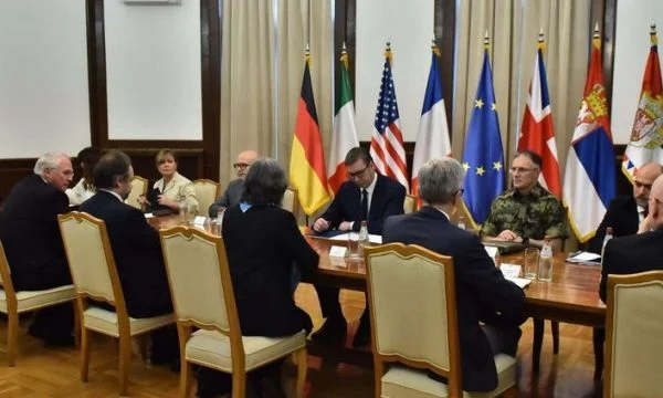 Vuçiq takohet me ambasadorët e vendeve të Quintit