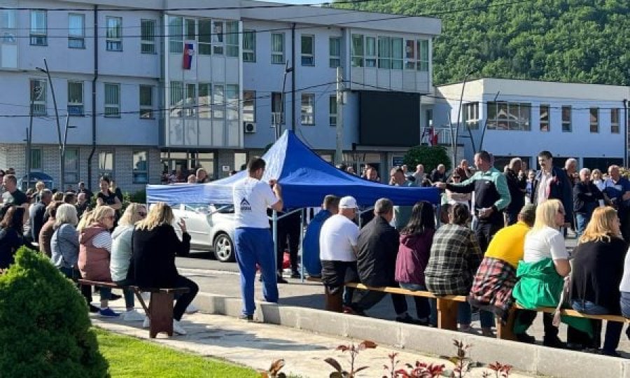 Para komunës së Zubin Potokut serbët vendosin tenda