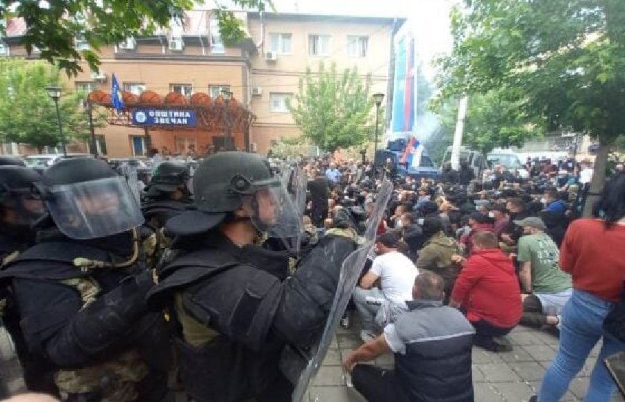 Veriu i trazuar e i provokuar nga bandat serbe peng i klasës politike të përçarë e të pa unifikuar