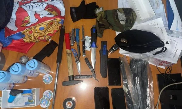 Arrestohen dy shtetas të Serbisë në veri: Në makinë iu gjetën maska, thika, emblema me simbole nacionaliste