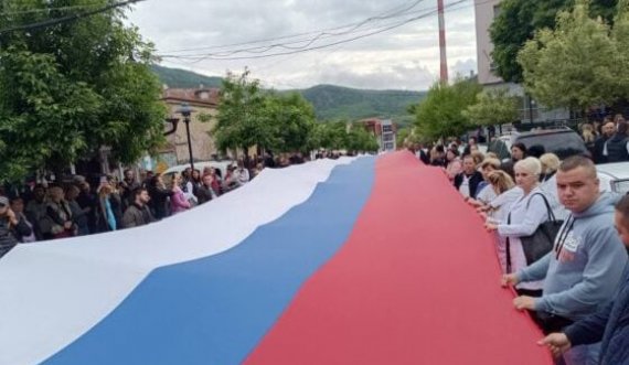 Shpaloset një flamur i madh serb në Zveçan