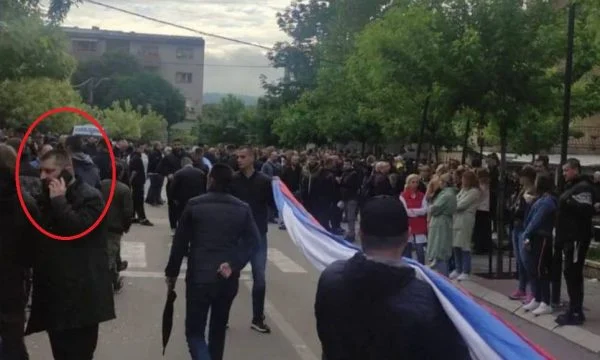 Udhëheqës i “Mbrojtjes Civile” shihet në mesin e protestuesve në veri